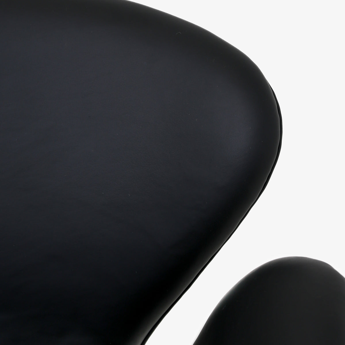 AJ 3320 - A pair of 'Swan Chairs' in Savanne leather