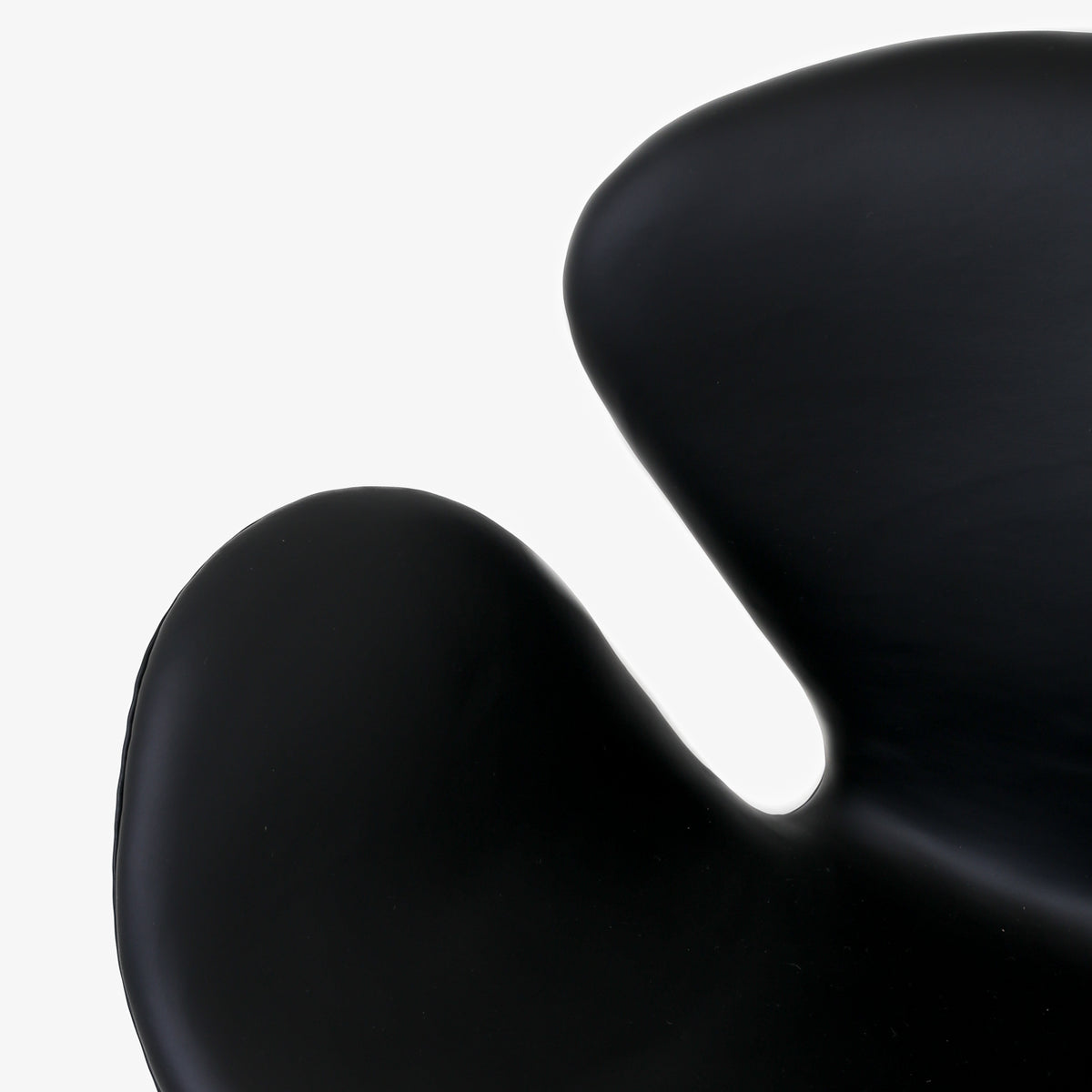 AJ 3320 - A pair of 'Swan Chairs' in Savanne leather