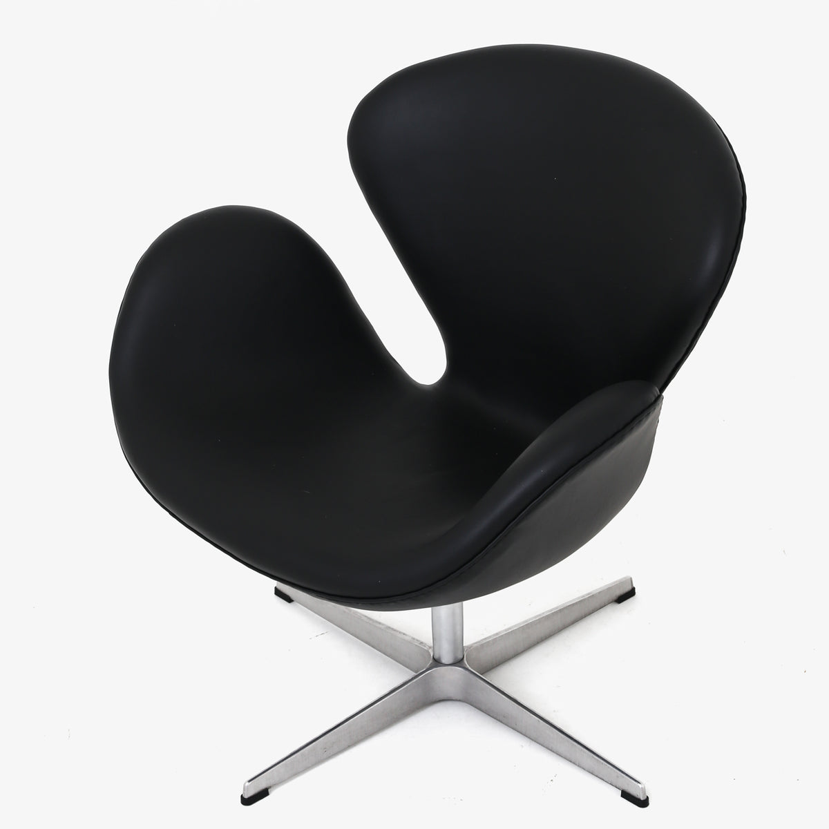 AJ 3320 - A pair of 'Swan Chairs' in Savanne leather