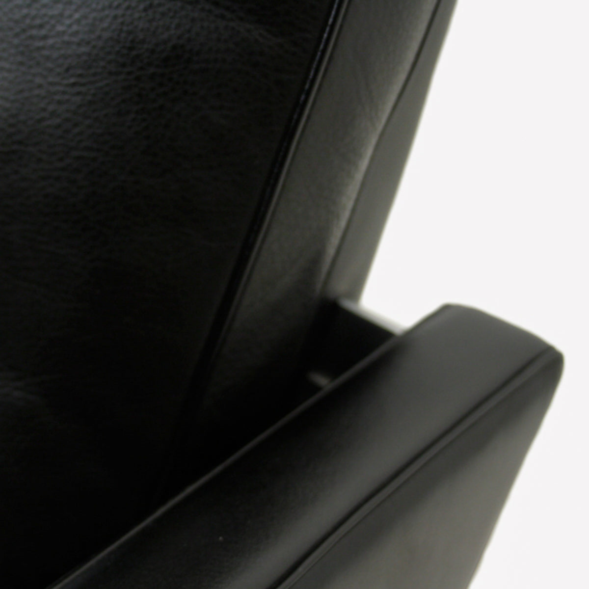 PK 31/1 - Easy chair in black leather