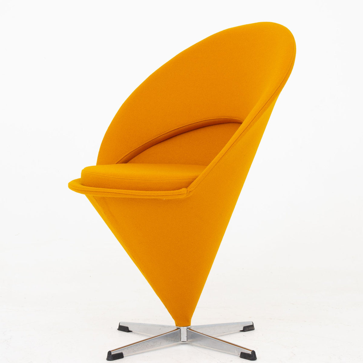 Cone Chair i gult tekstil
