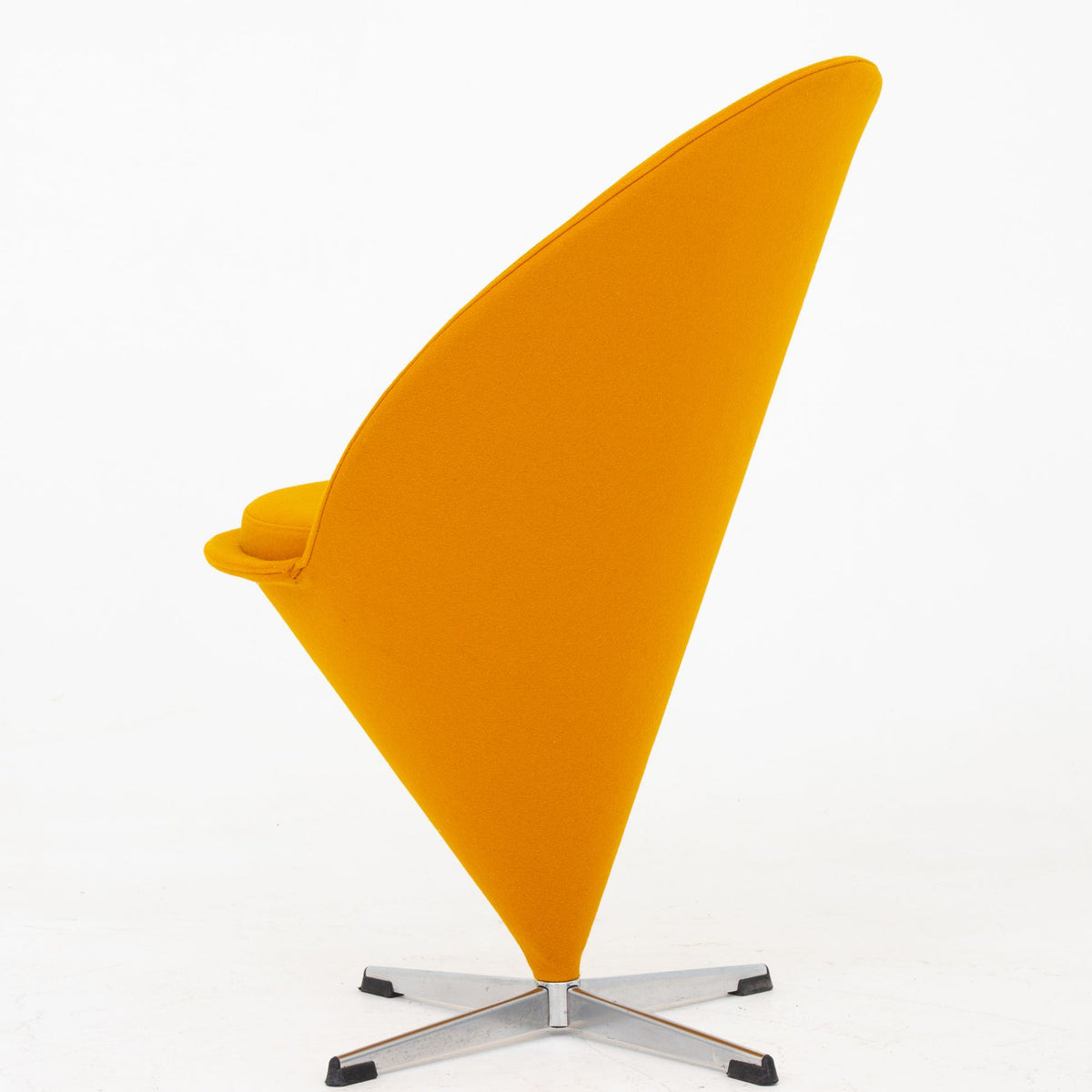 Cone Chair i gult tekstil