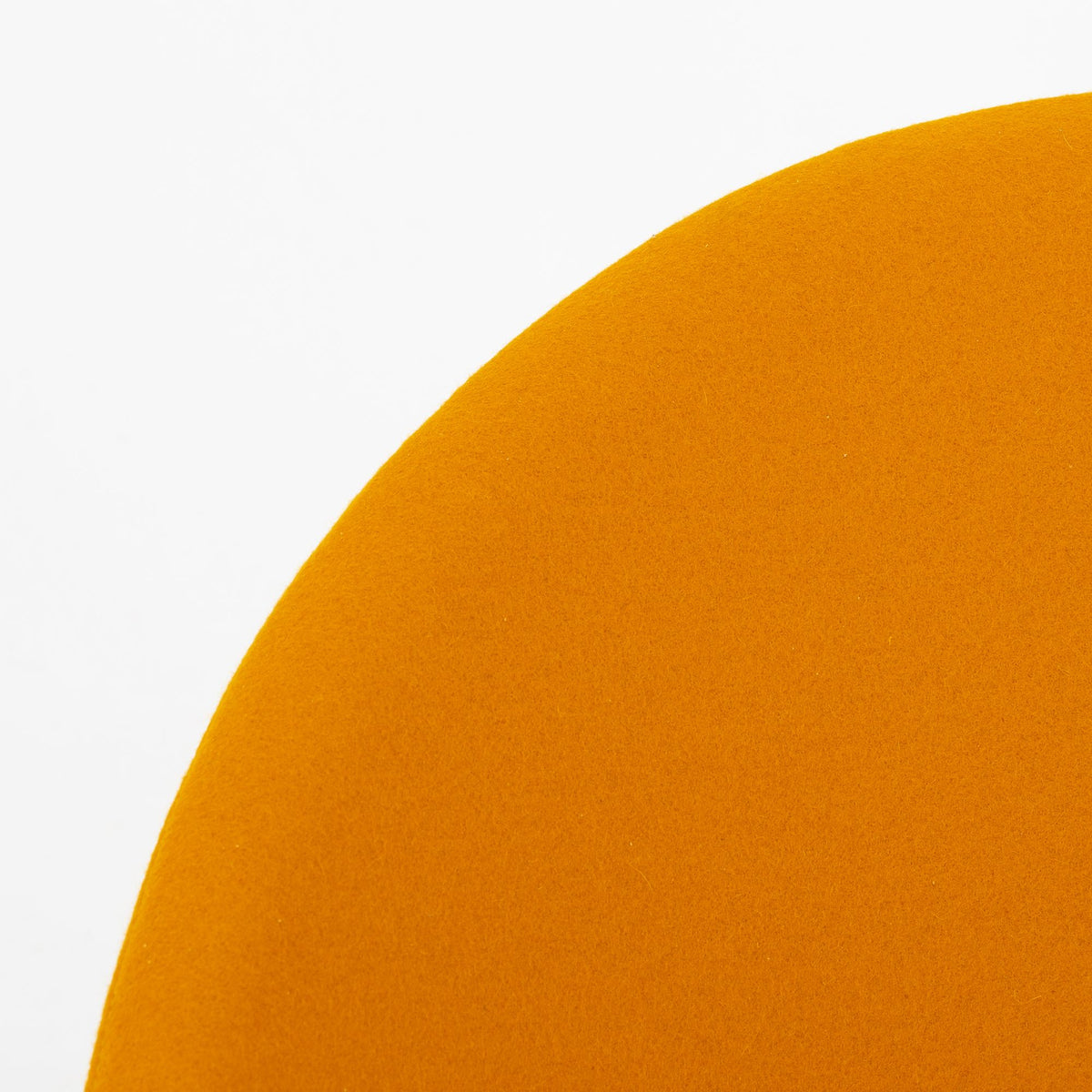 Cone Chair i gult tekstil