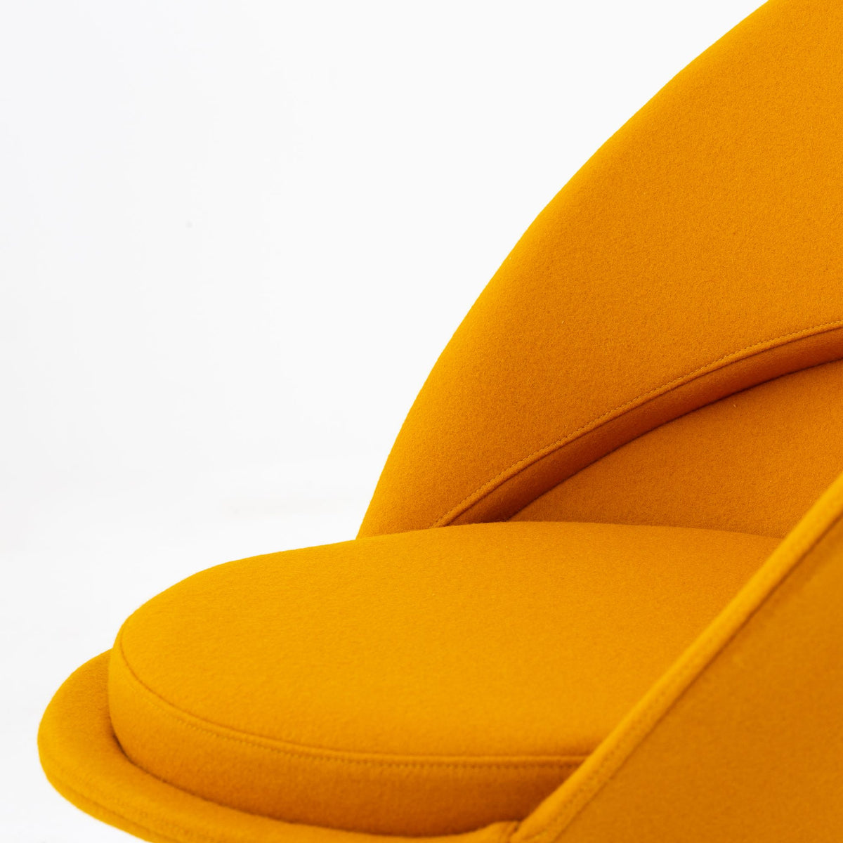 Cone Chair i gult tekstil