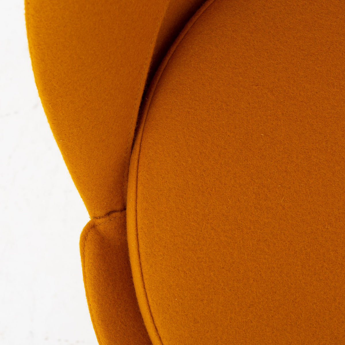 Cone Chair i gult tekstil