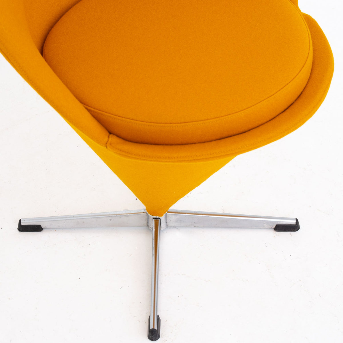 Cone Chair i gult tekstil