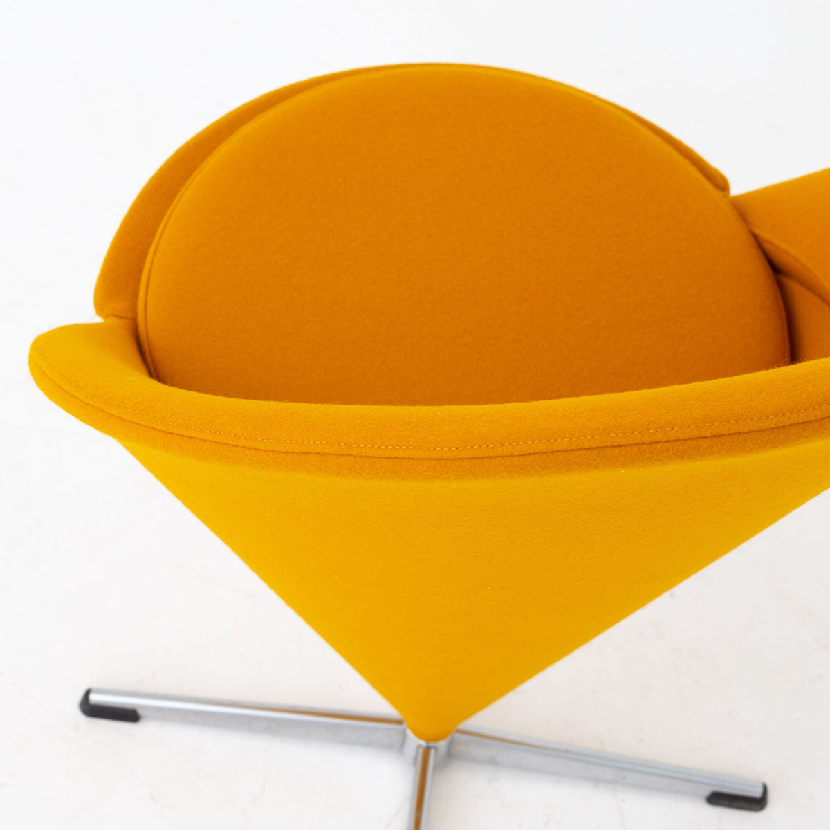 Cone Chair i gult tekstil