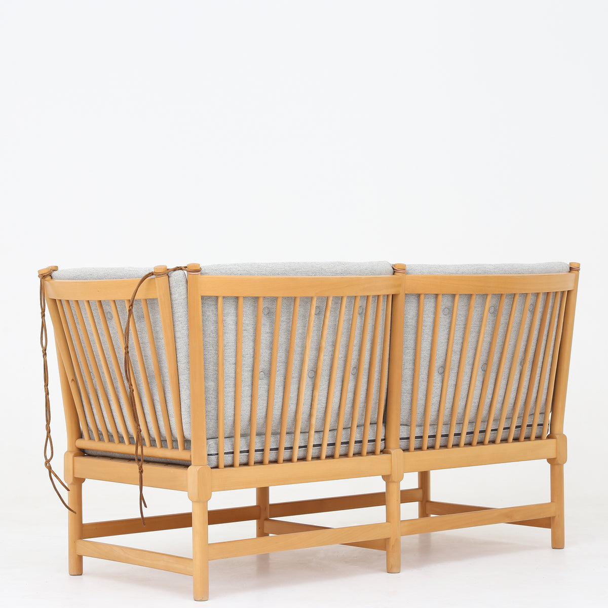 BM 1789 - Spoke-back sofa w. new cushions