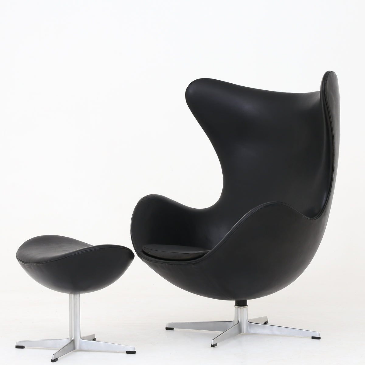 AJ 3316 - 'The Egg' w. foot stool