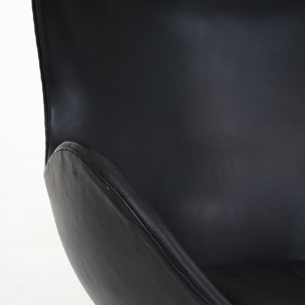 AJ 3316 - 'The Egg' w. foot stool