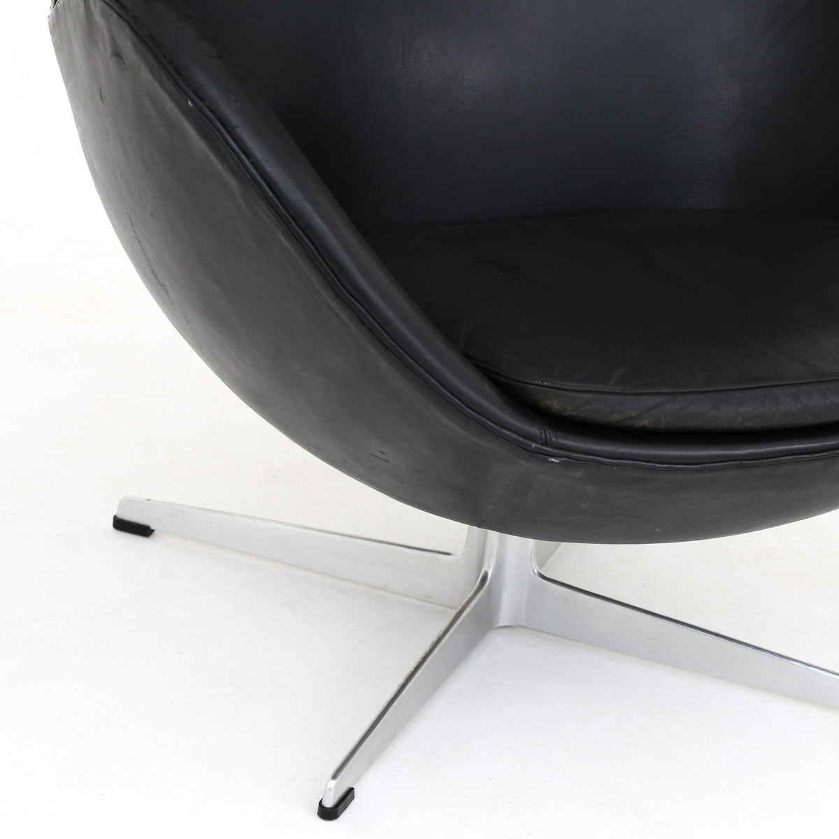 AJ 3316 - 'The Egg' w. foot stool