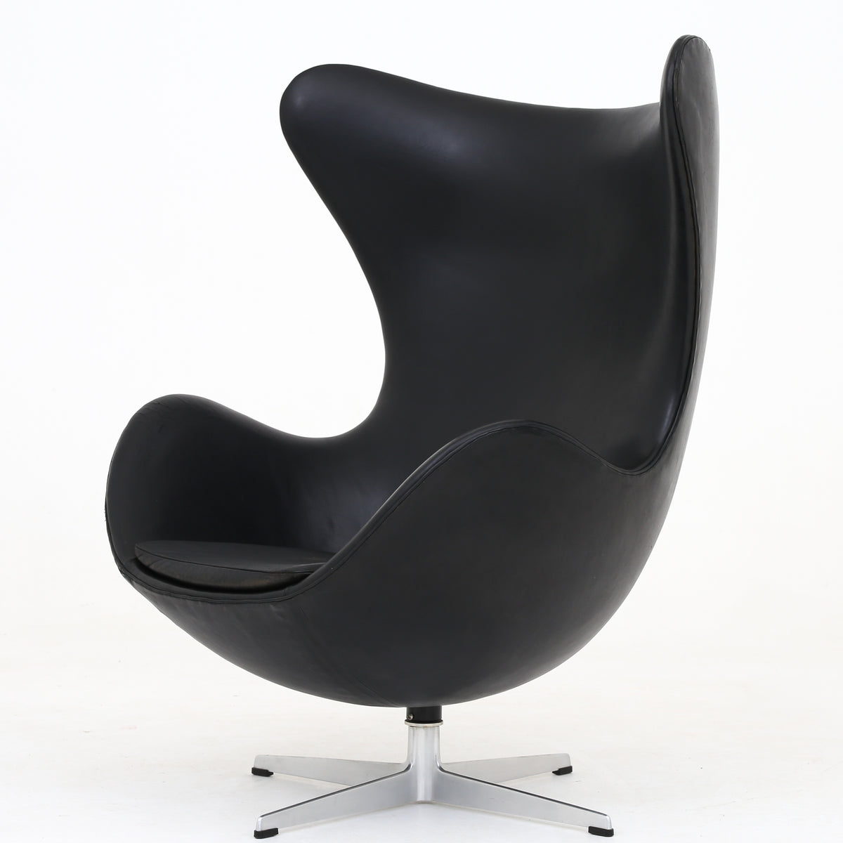 AJ 3316 - 'The Egg' w. foot stool
