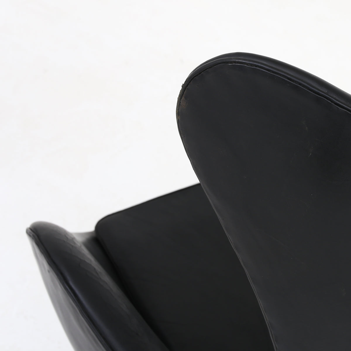 AJ 3316 - 'The Egg' w. foot stool