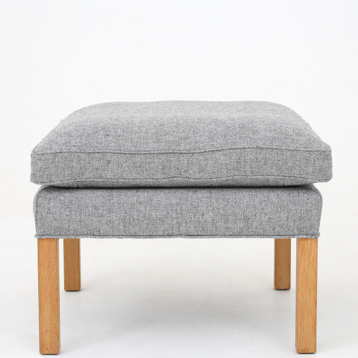 BM 2202 - Foot stool in new wool