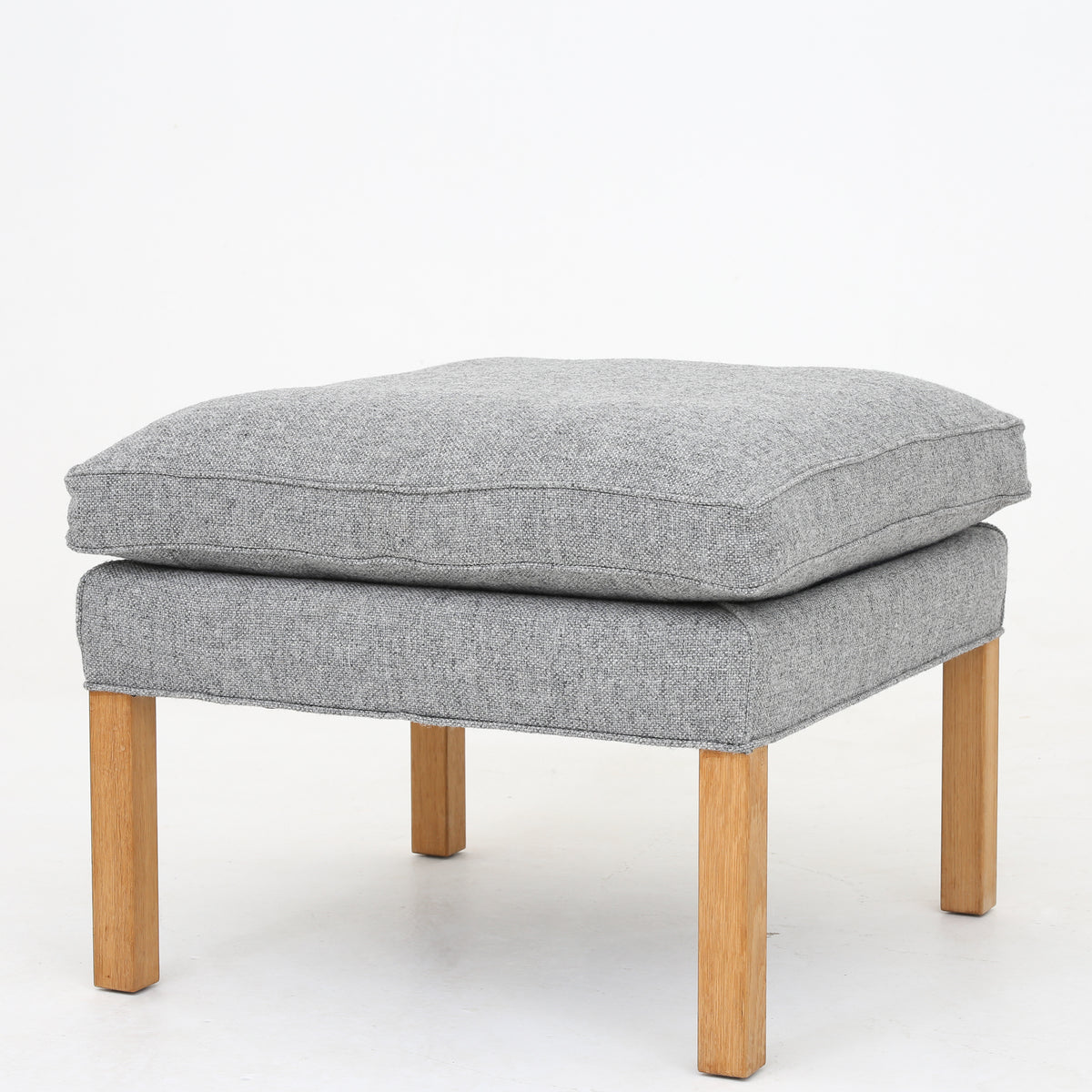 BM 2202 - Foot stool in new wool