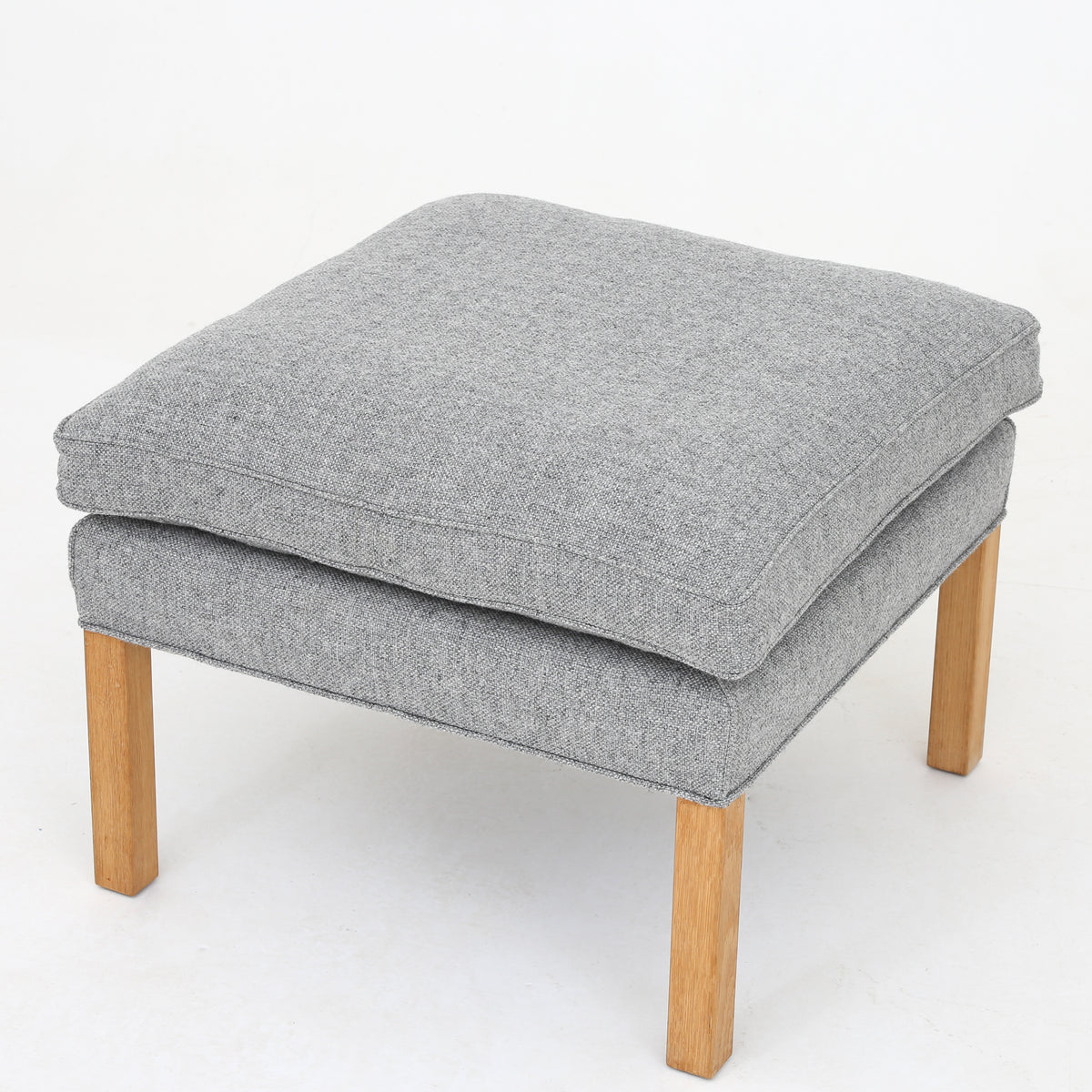 BM 2202 - Foot stool in new wool