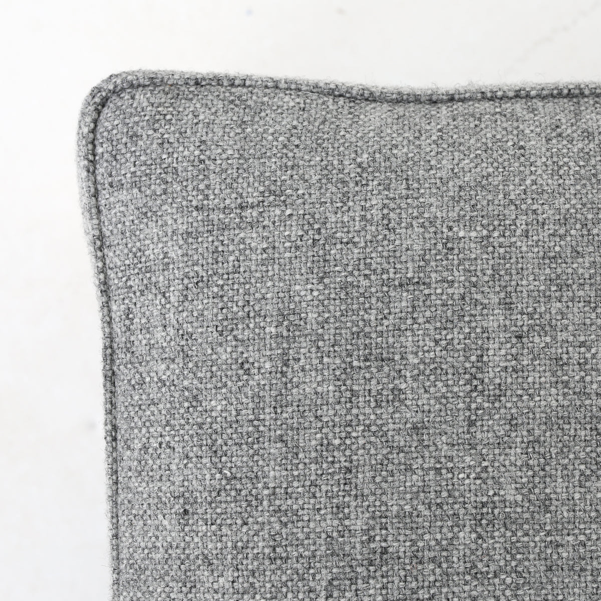 BM 2202 - Foot stool in new wool