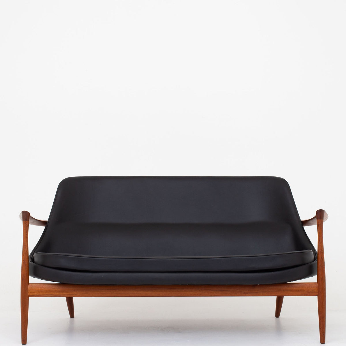 U56 - 'Elizabeth' sofa in black leather