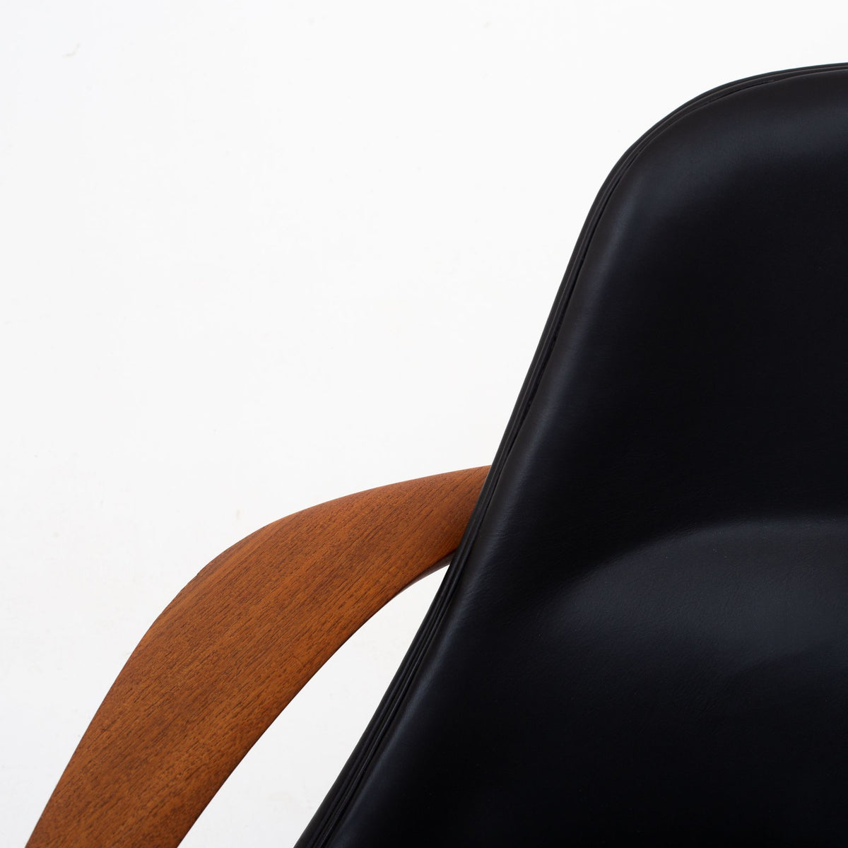 U56 - 'Elizabeth' sofa in black leather