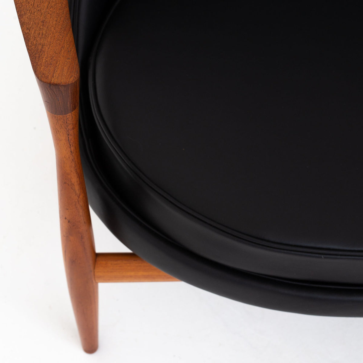 U56 - 'Elizabeth' sofa in black leather
