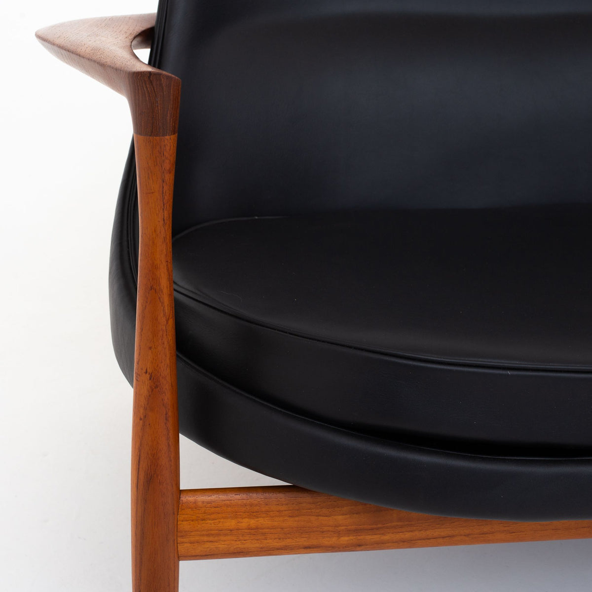 U56 - 'Elizabeth' sofa in black leather