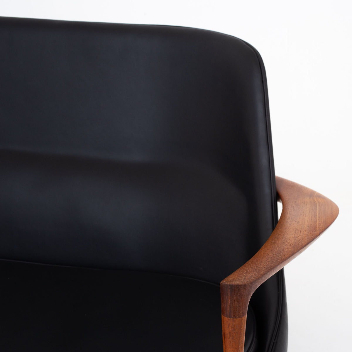 U56 - 'Elizabeth' sofa in black leather