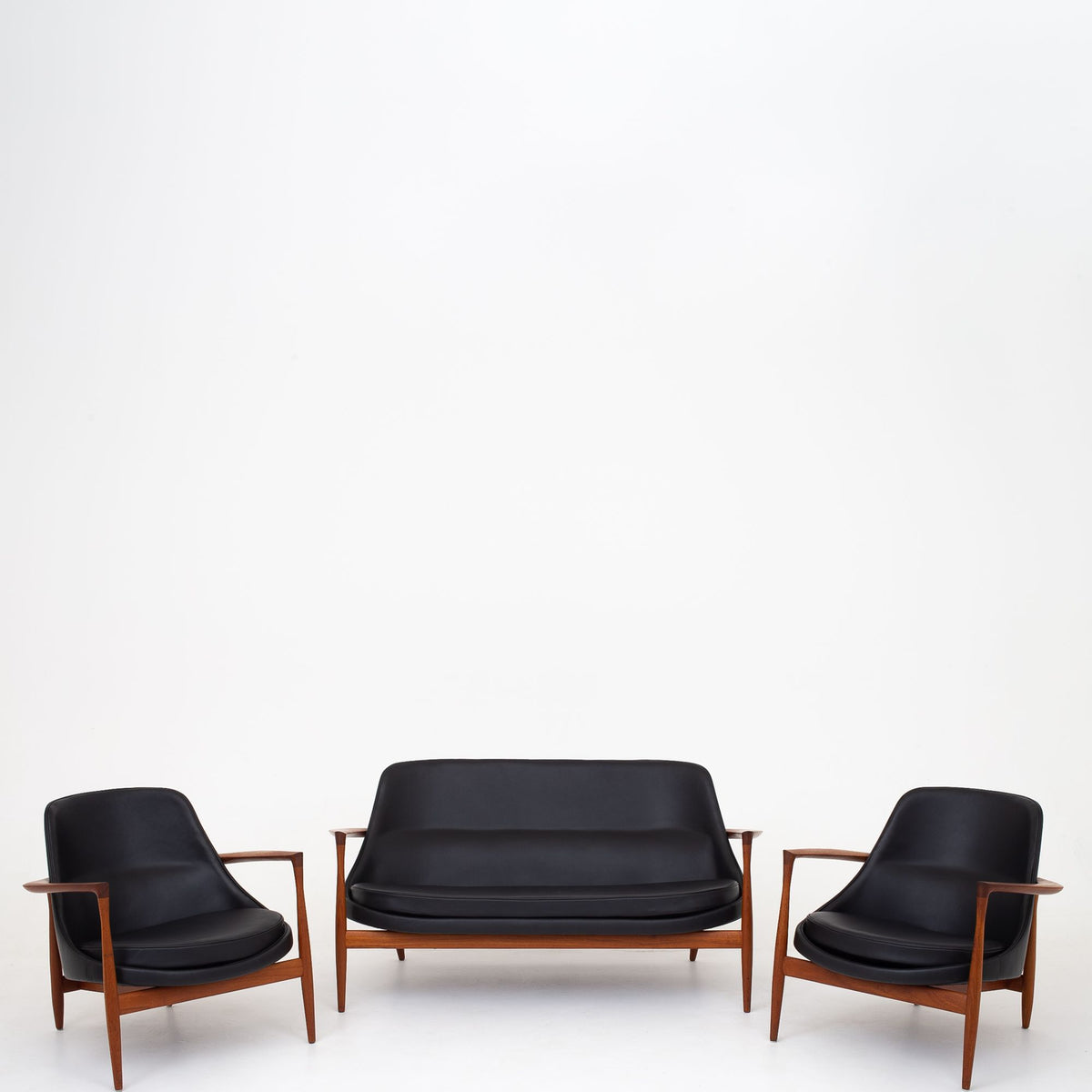 U56 - 'Elizabeth' sofa in black leather