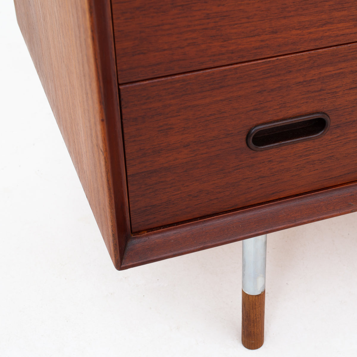 Chest of drawers in teak