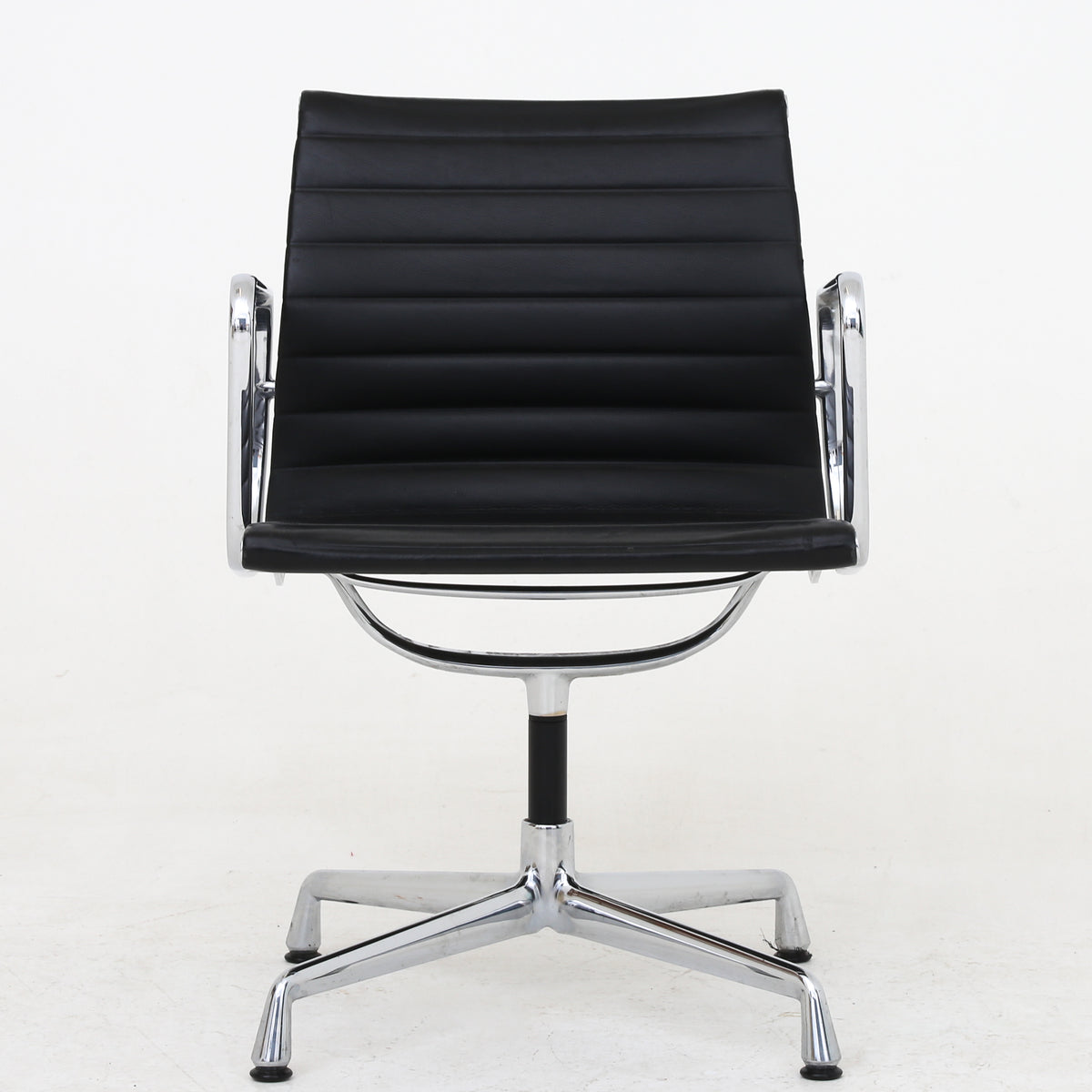 EA 107 - Office chair in black leather