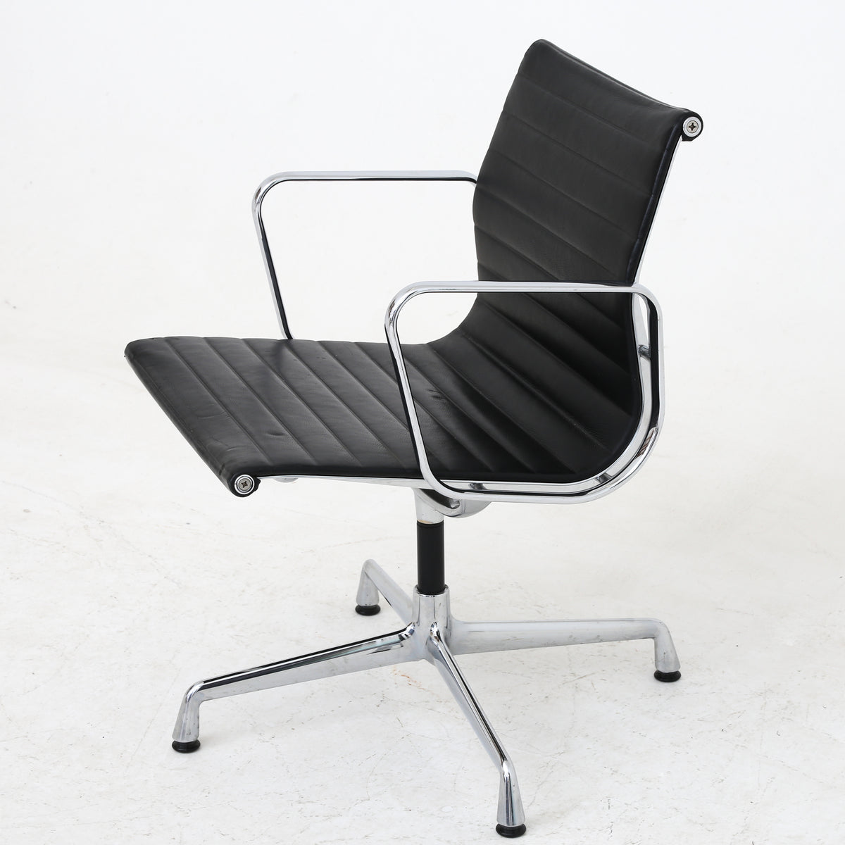 EA 107 - Office chair in black leather