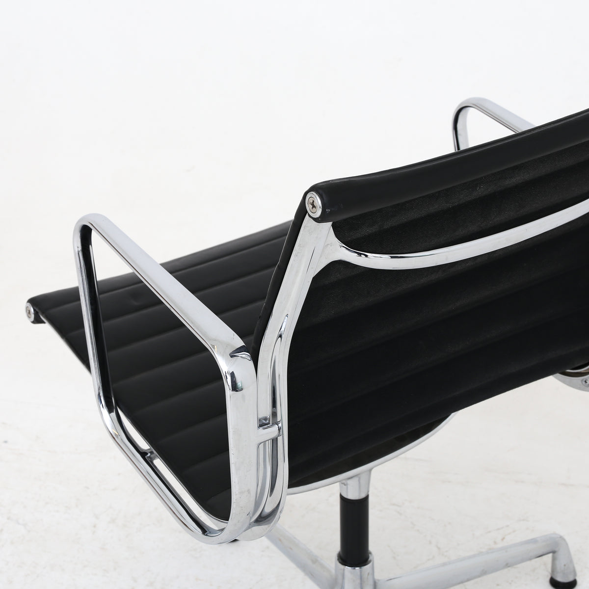 EA 107 - Office chair in black leather