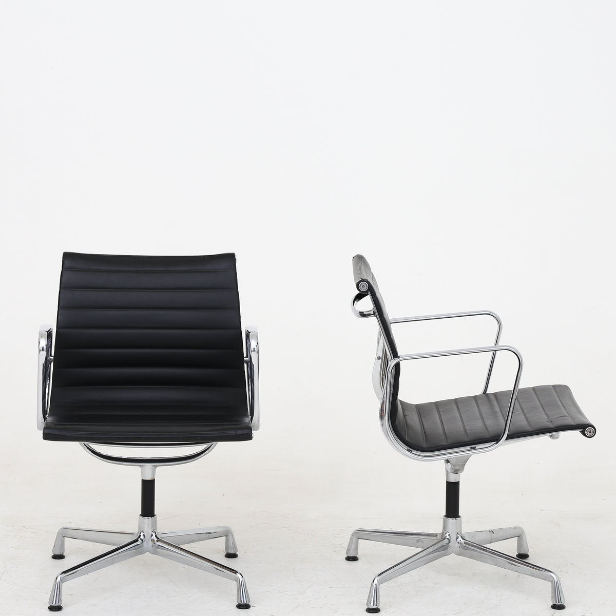 EA 107 - Office chair in black leather