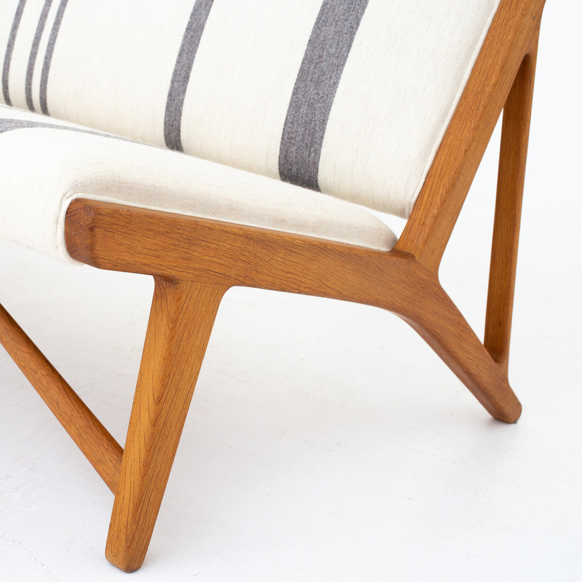 JH 555 - 'American Bench' in oak