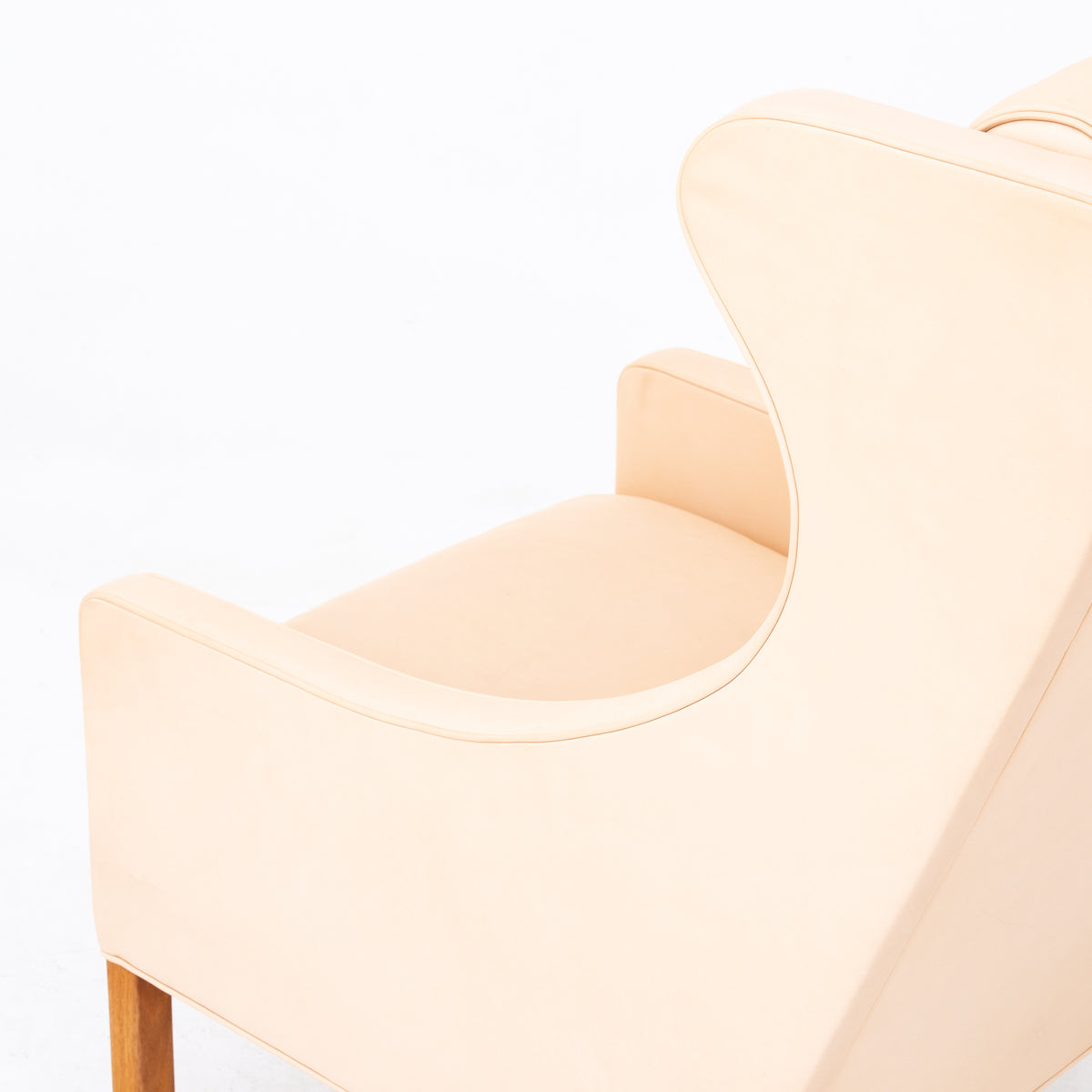 BM 2204 - 'Wing-back chair' in natural leather