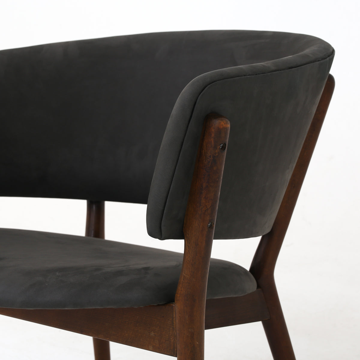 ND 83 - Easy chair in dark leather