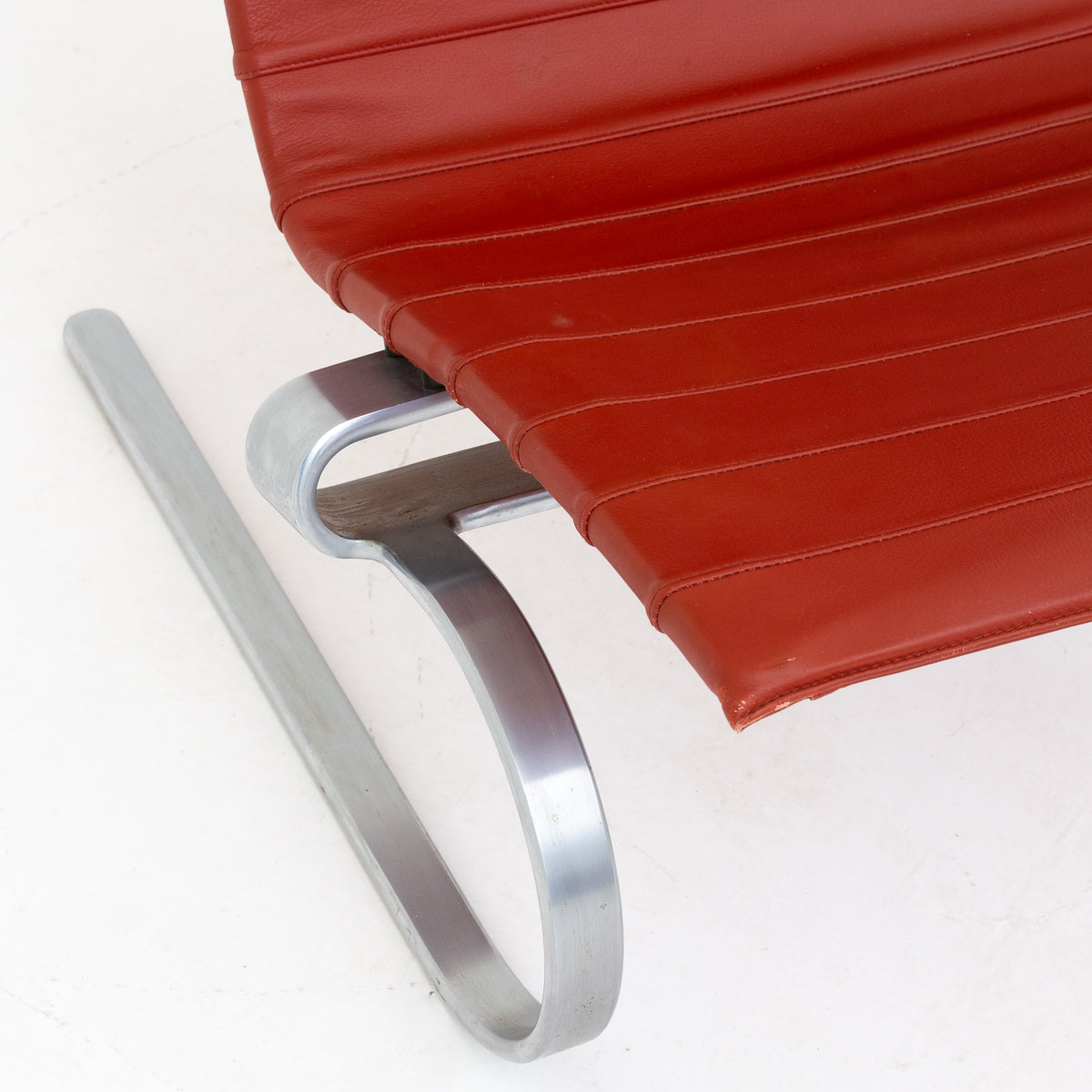 PK 20 - Easy chair with red leather