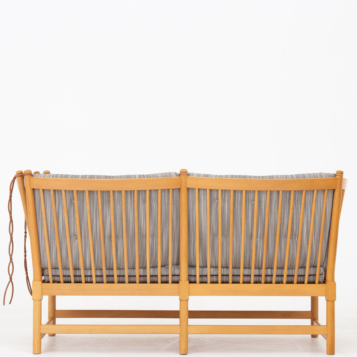 BM 1789 - Spoke back sofa