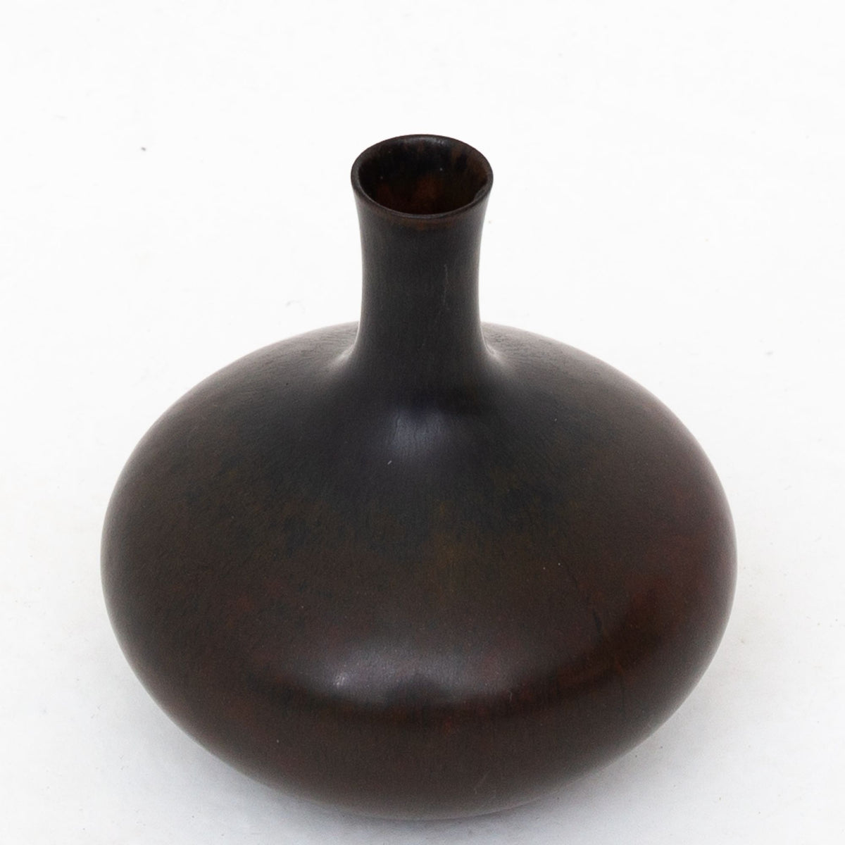 Stoneware vase in brown glaze