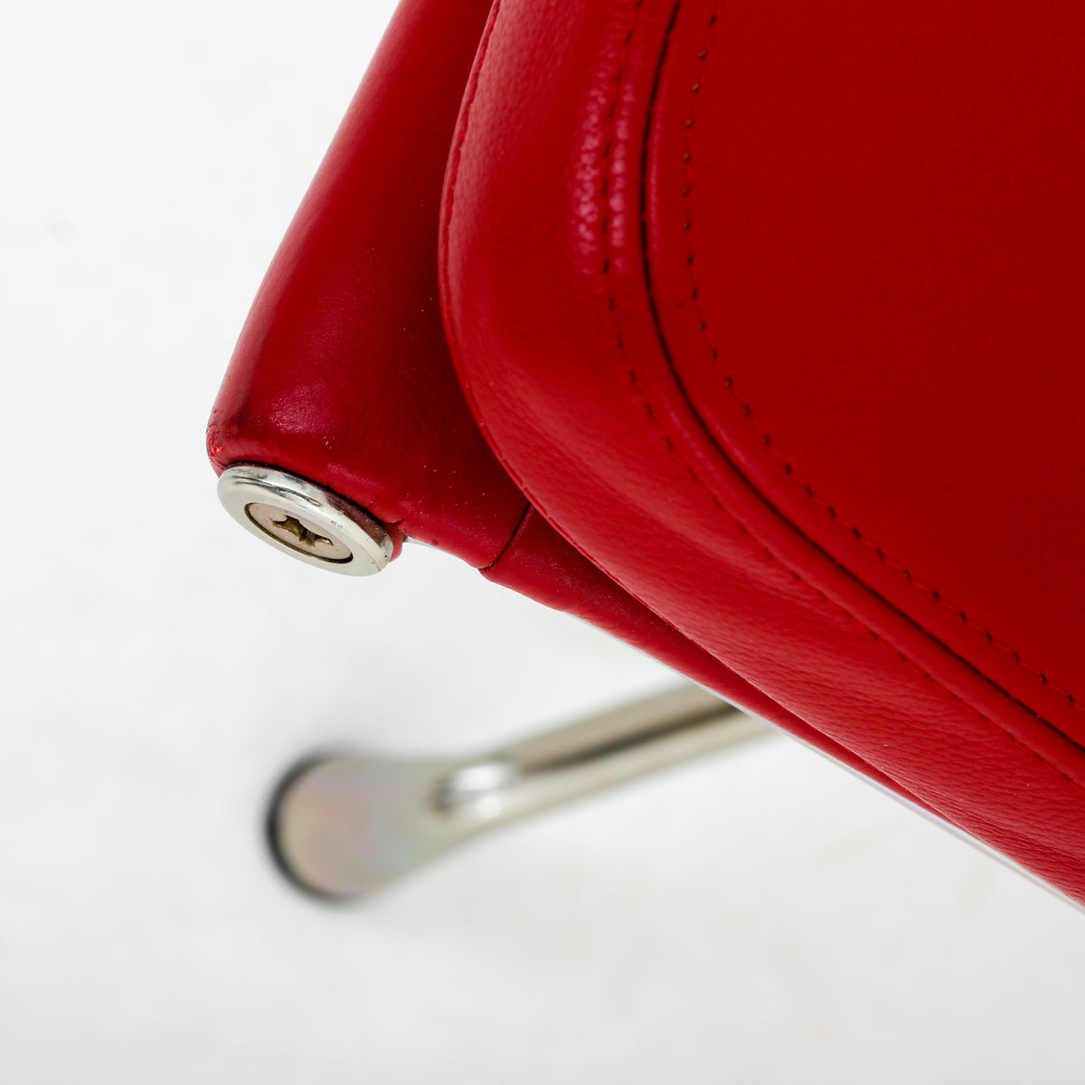 EA 215 - Office chair in red leather