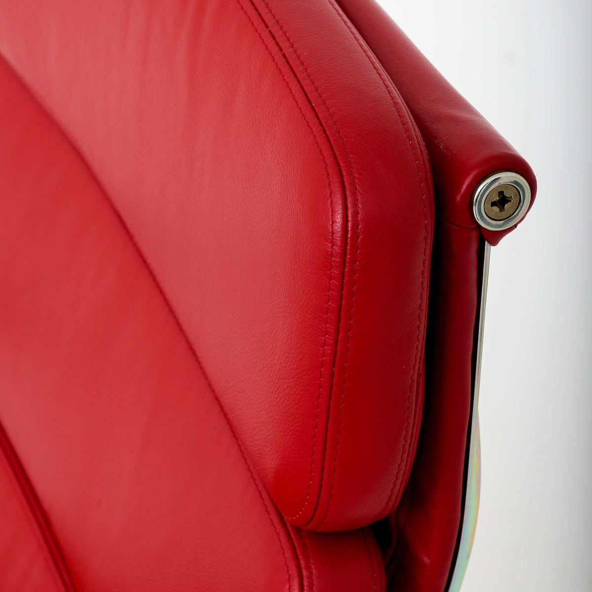 EA 215 - Office chair in red leather