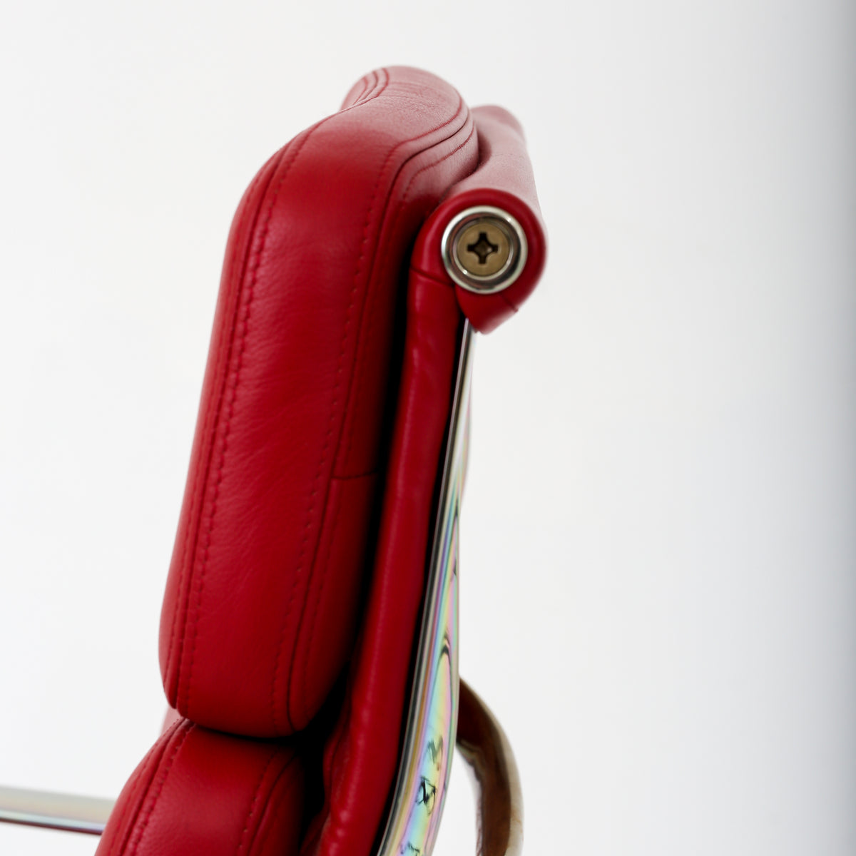 EA 215 - Office chair in red leather