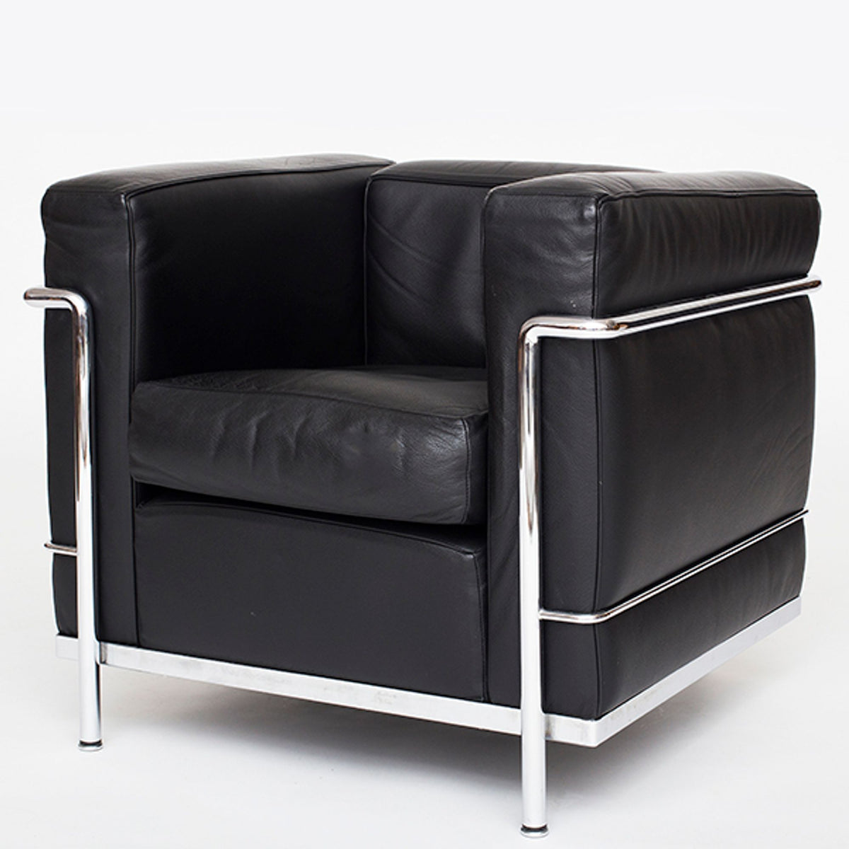 LC 2 - Armchair in black leather