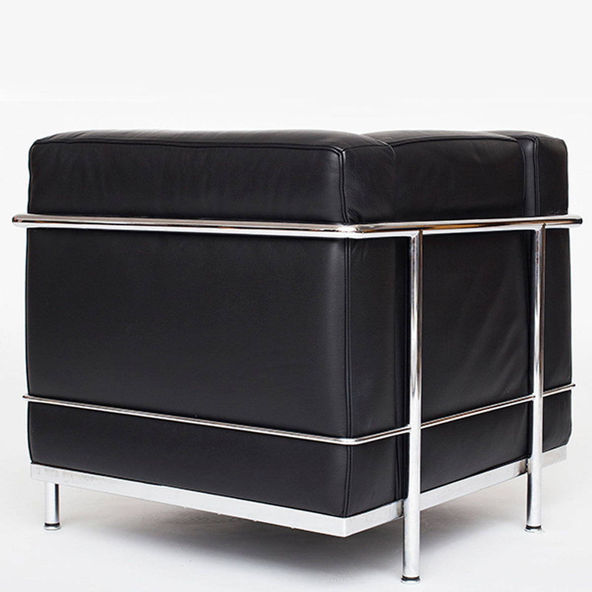 LC 2 - Armchair in black leather