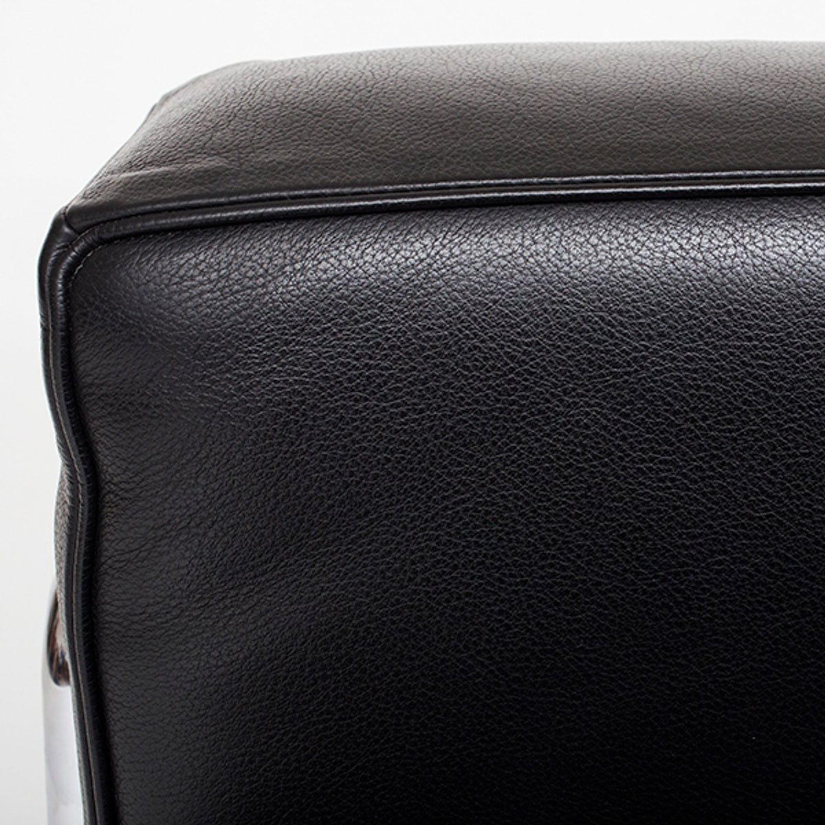 LC 2 - Armchair in black leather