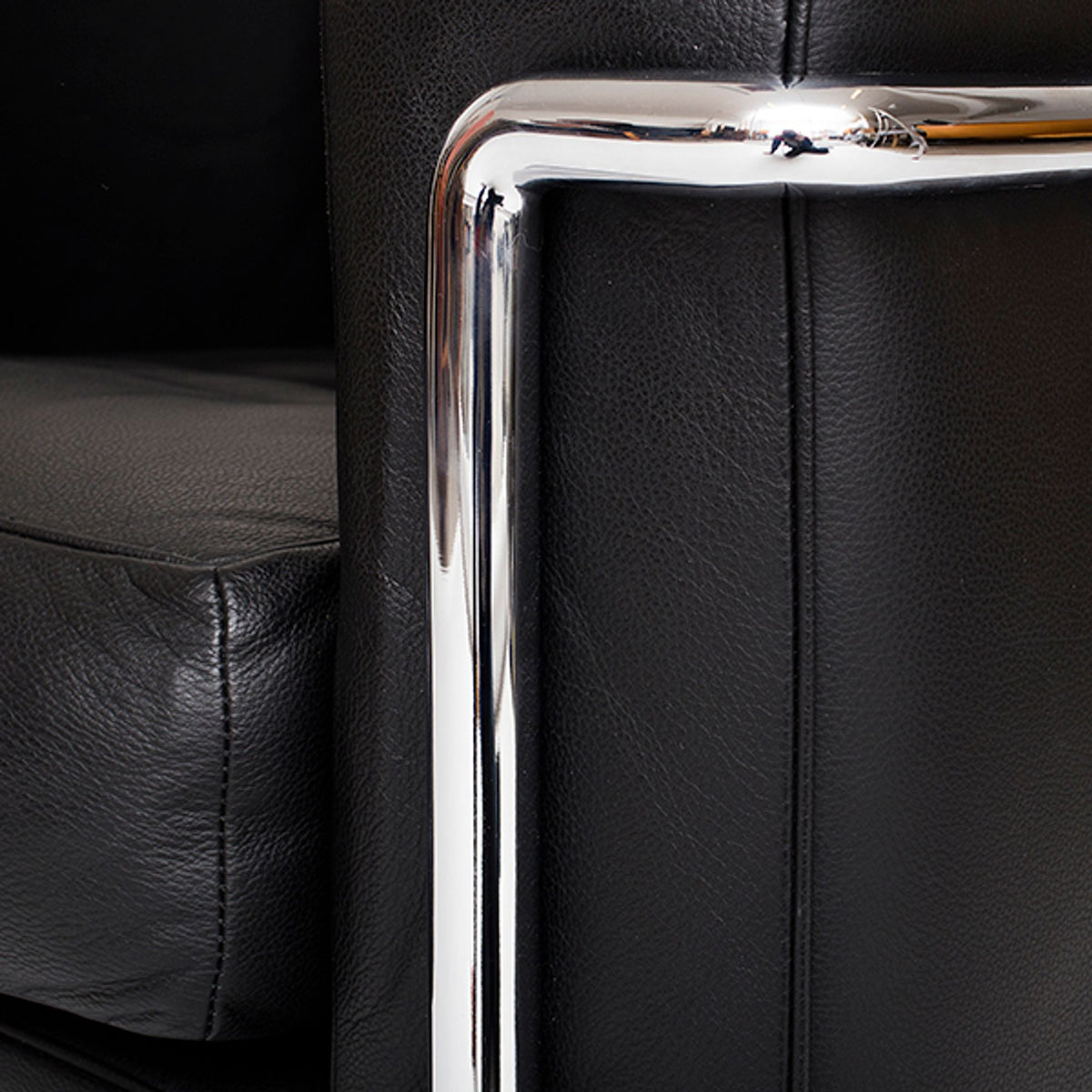LC 2 - Armchair in black leather