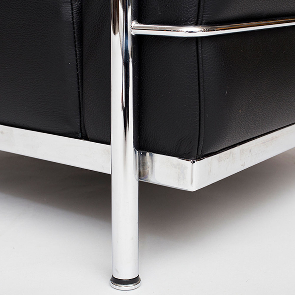 LC 2 - Armchair in black leather