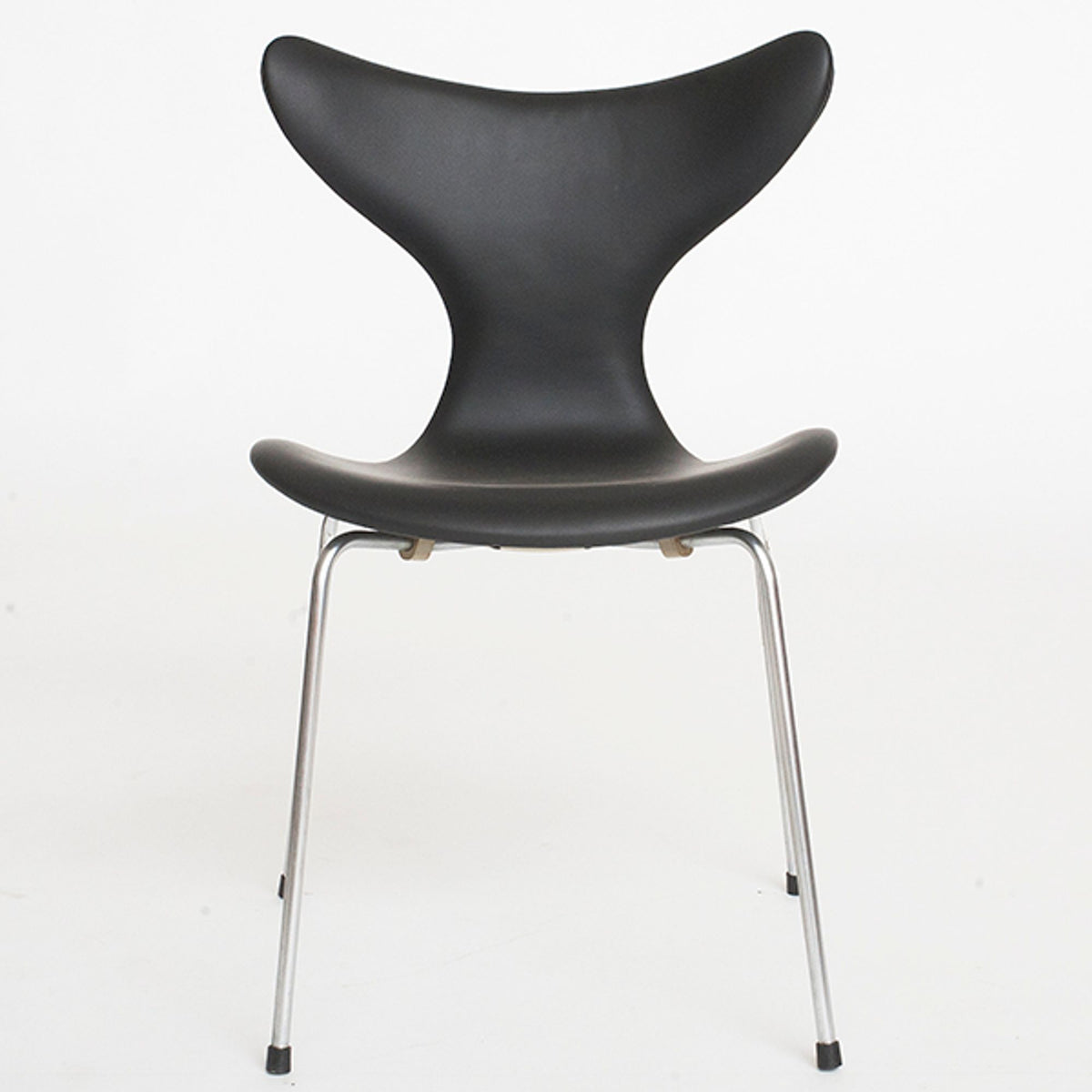 AJ 3108 - "The Lily" chair in black Savanne
