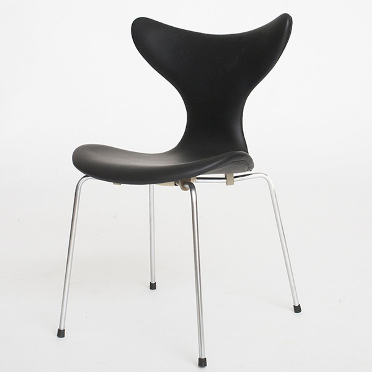 AJ 3108 - "The Lily" chair in black Savanne