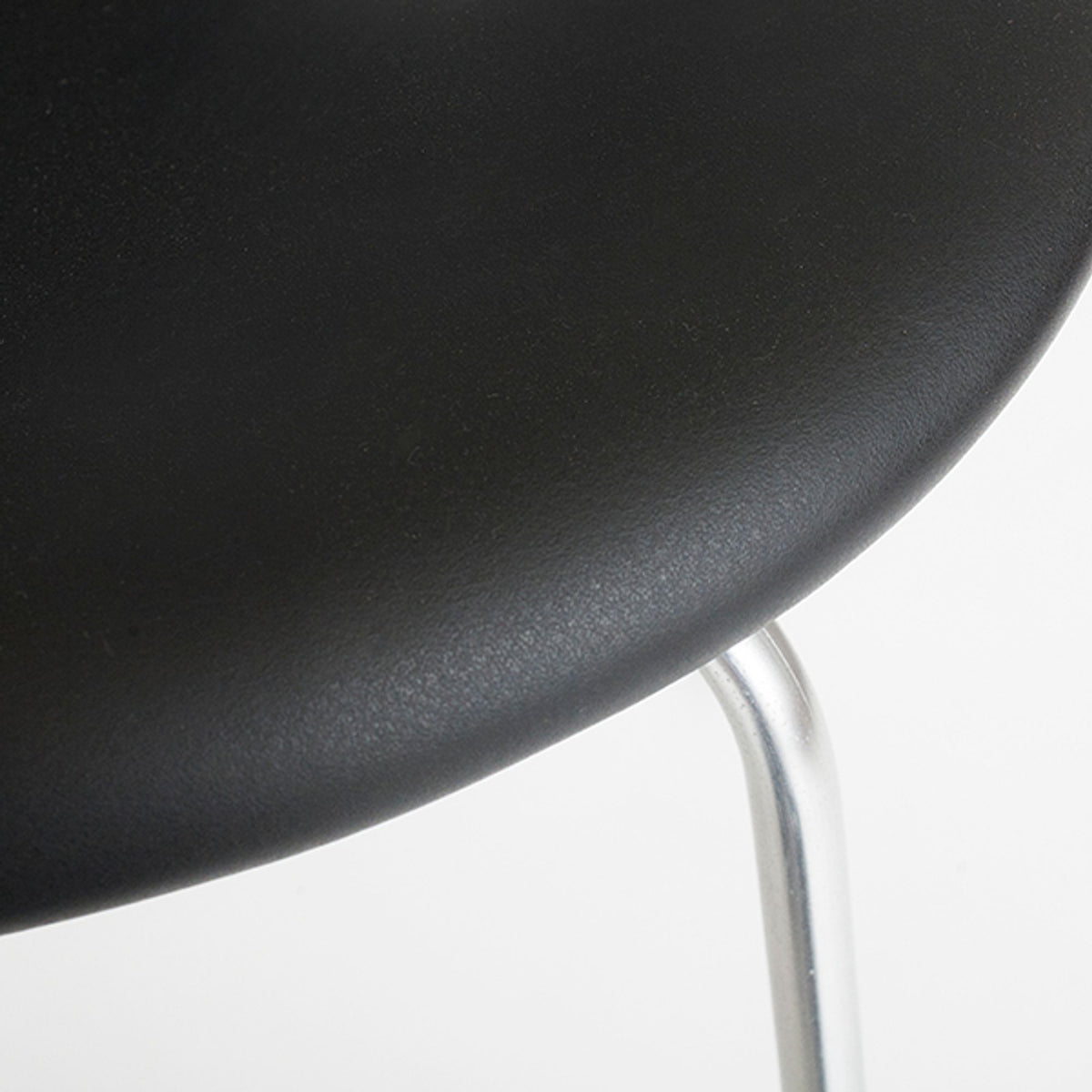 AJ 3108 - "The Lily" chair in black Savanne