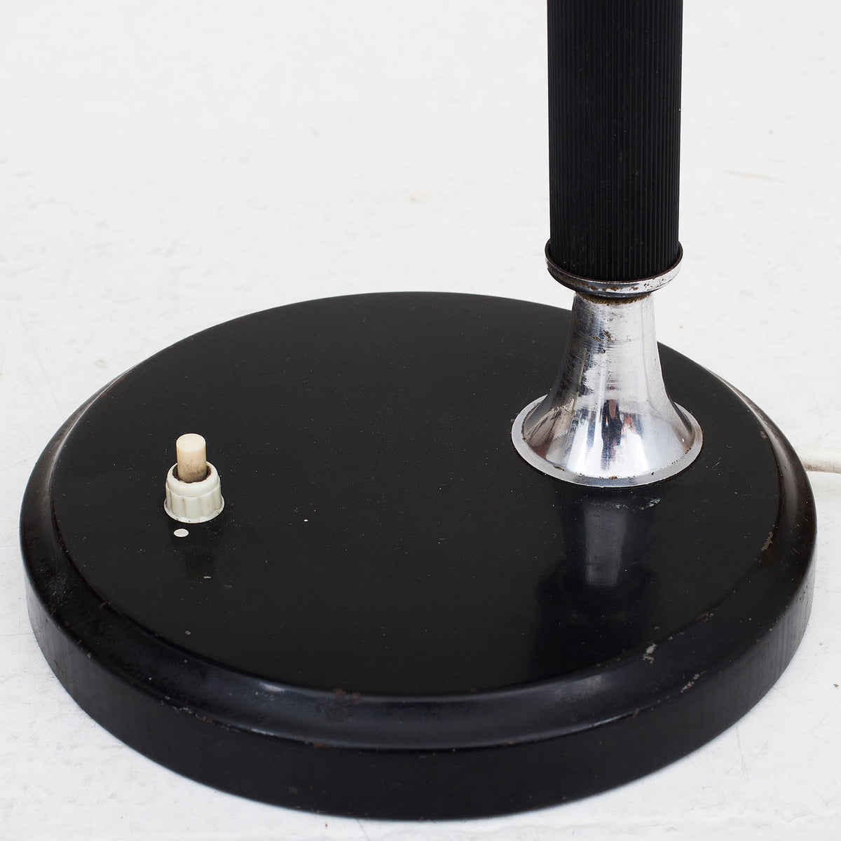 Table lamp in metal